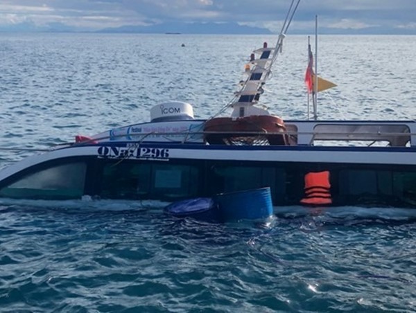 Chìm ca nô du trên biển Cù Lao Chàm, 23 người may mắn thoát nạn