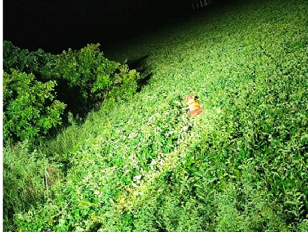 Cảnh sát cứu người đàn ông đi xe máy lao xuống sông lúc nửa đêm