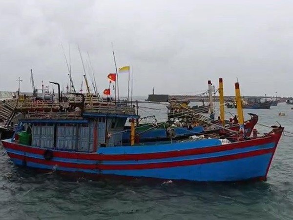 Hàng nghìn du khách đang mắc kẹt trên đảo Cát Bà, Cô Tô