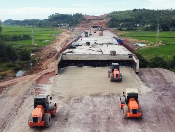 Đề nghị gỡ khó vật liệu cho nhà thầu cao tốc Vũng Áng - Bùng trong tháng 7/2024