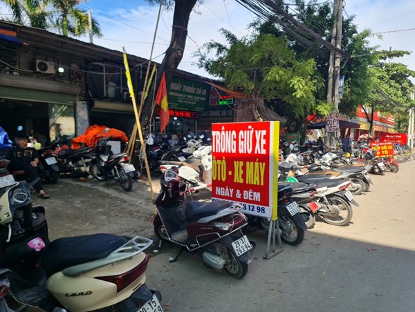 Chiếm dụng lòng đường, vỉa hè trông giữ xe trước cổng Bệnh viện K Tân Triều