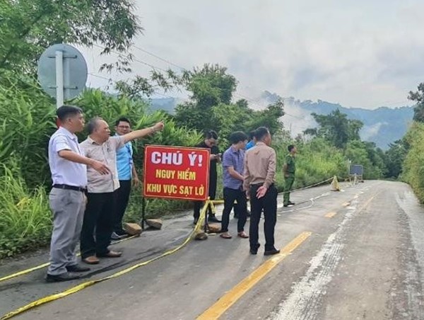 Đắk Nông: sạt lở trên tuyến đường thuỷ điện Đồng Nai 4