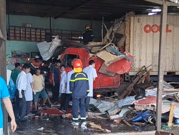 Xe container lao sập nhà dân giữa chợ, 3 người tử vong
