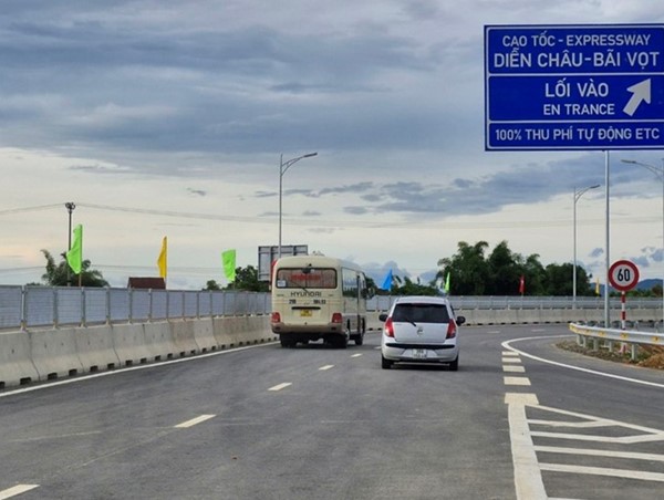 Lái xe lưu ý: cao tốc Diễn Châu - Bãi Vọt phân luồng phương tiện để xây đảo thu phí