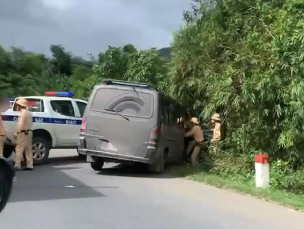 Chở bia không rõ nguồn gốc, tài xế tăng ga bỏ chạy rồi tông vào xe CSGT