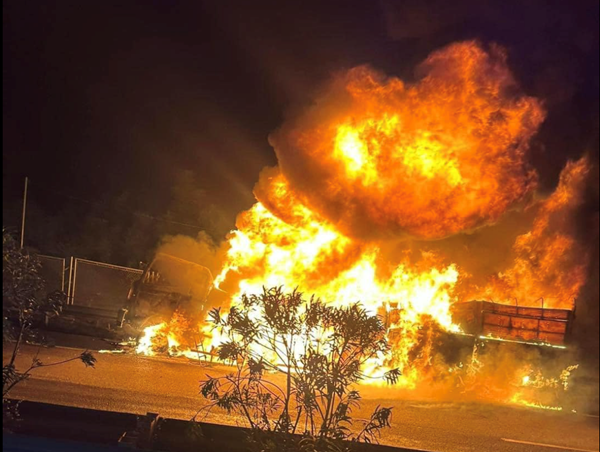 Xe tải cháy ngùn ngụt trên cao tốc Nội Bài - Lào Cai