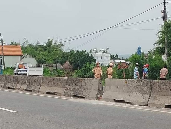 Phát hiện người đàn ông tử vong bất thường bên lề đường QL1