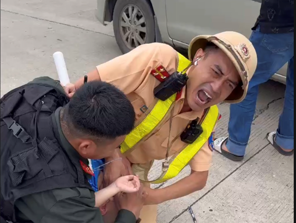 Đại úy CSGT cắn răng chịu đau cứu bé trai 6 tuổi bị co giật