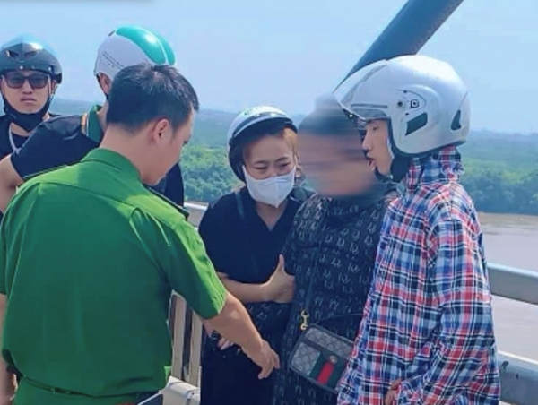 Ngăn người phụ nữ có ý định nhảy cầu Nhật Tân