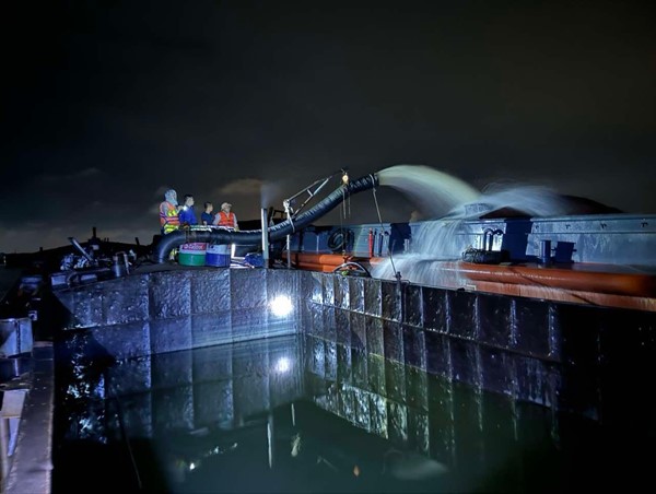 Bắt quả tang tàu khai thác trộm cát lúc nửa đêm bất chấp nước lũ