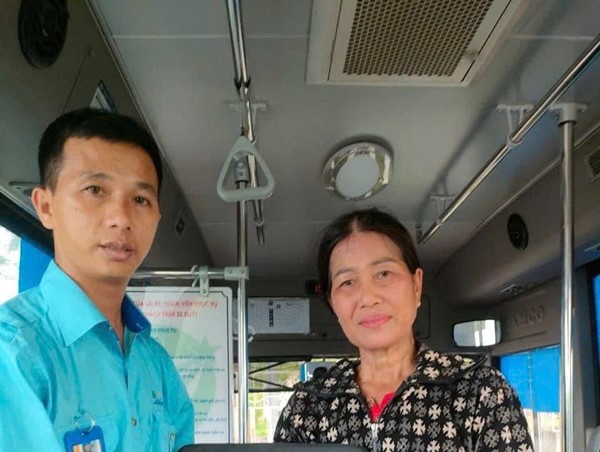 Nhân viên tuyến buýt Transerco trả lại tài sản gần 50 triệu đồng cho hành khách bỏ quên