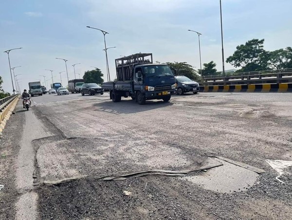 Khẩn trương khắc phục hư hỏng mặt cầu Phù Đổng