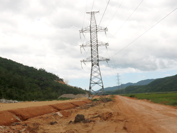 Sẽ chấn chỉnh nhà thầu chậm di dời đường điện trên cao tốc Chí Thạnh – Vân Phong