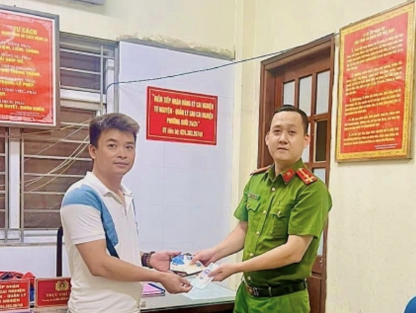 Nhặt được ví tiền trên đường tuần tra, nhanh chóng tìm người dân trao trả