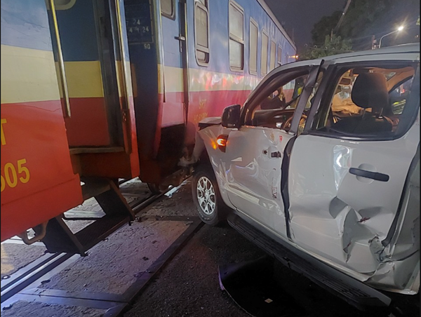 Làm rõ vụ xe bán tải đâm tàu hỏa khiến 5 người thương vong trước ngày 12/8