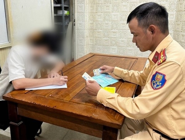 Phạt hành chính, tạm giữ bằng lái ô tô của tài xế cố tình đi vào làn khẩn cấp