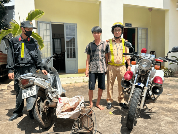 Cảnh sát giao thông truy bắt kẻ trộm dương tính với ma túy