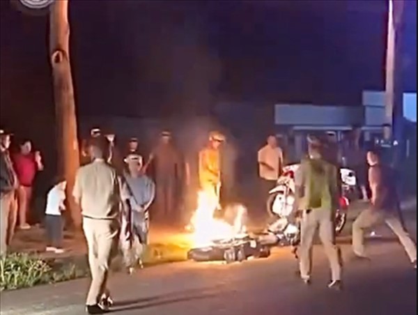 Bắt nam thanh niên chống đối, lăng mạ CSGT, đốt xe máy khi bị xử phạt