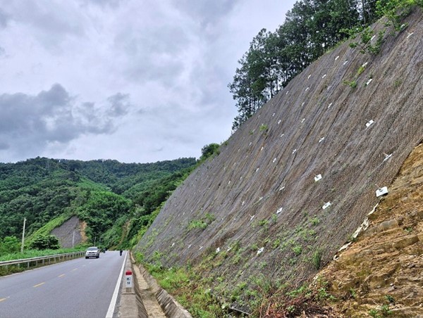 Hà Tĩnh: khắc phục những “điểm đen” sạt lở đường lên Cửa khẩu Cầu Treo