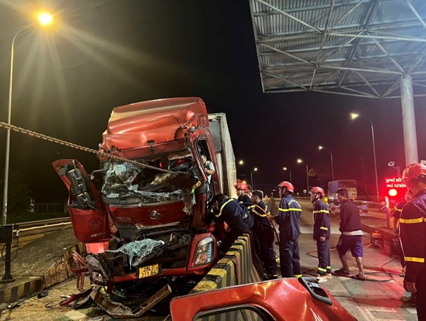 Cứu tài xế mắc kẹt trong cabin sau va chạm giao thông