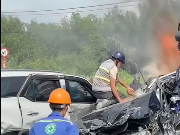 Hợp sức cứu tài xế trước khi lửa bao trùm xe Volvo trong tai nạn liên hoàn trên cầu Phú Mỹ