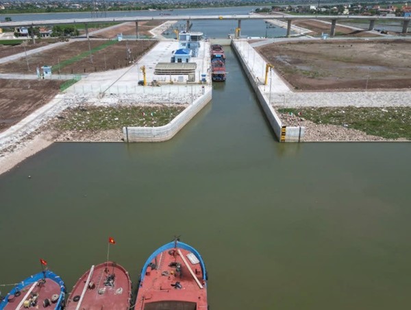 Âu tàu kênh đào hơn 107 triệu USD ở Nam Định gặp sự cố