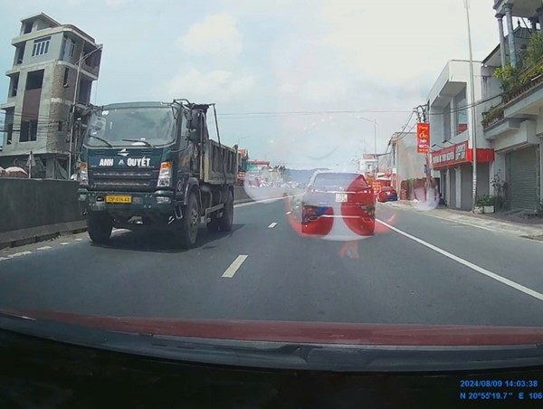 Phạt tài xế lái ô tô ngược chiều trên đường cấm qua tin báo zalo của người dân