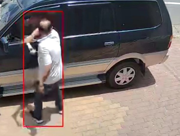 Tạm giữ tài xế dùng khúc xương bò đập ô tô, đe dọa tài xế khác