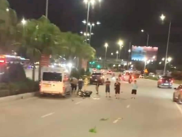 Xe máy va chạm với ô tô trên quốc lộ 18, một nam thanh niên nguy kịch