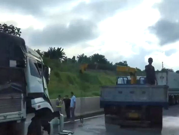 Va chạm trên cao tốc Phan Thiết – Dầu Giây, một tài xế mắc kẹt trong cabin