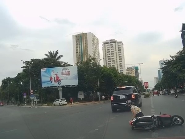 Nghệ An: nhiều người bất bình khi tài xế xe Rolls-Royce rời đi sau va chạm