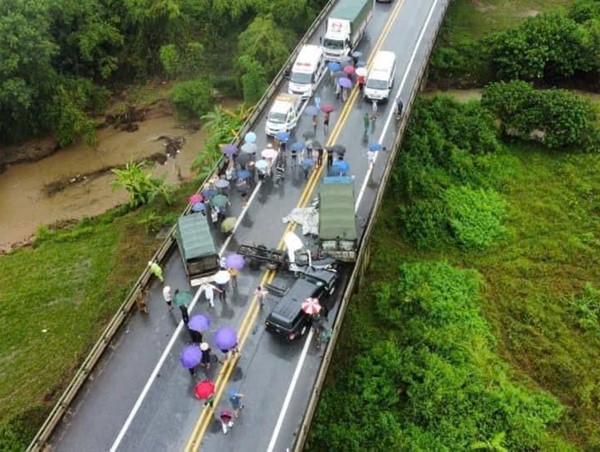 3 ô tô va chạm liên hoàn trên cao tốc Nội Bài - Lào Cai, 1 tài xế tử vong