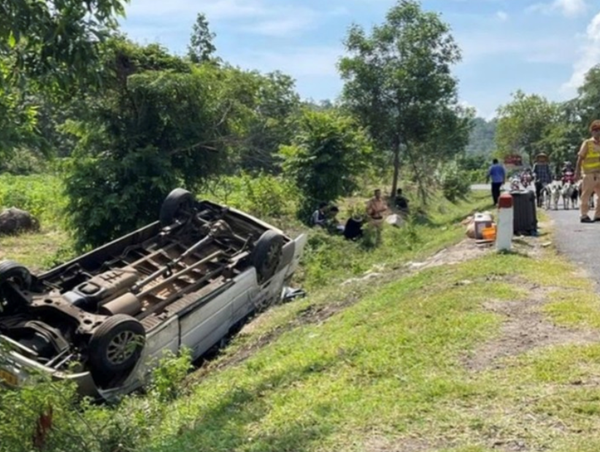 Lật xe khách trên QL 25 một người tử vong