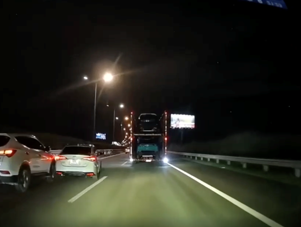 Tước bằng lái tài xế vượt ẩu trên cao tốc TP Hồ Chí Minh - Long Thành