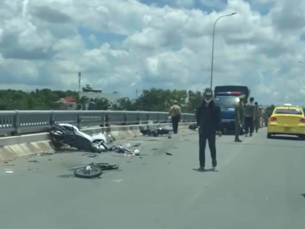 Ô tô con húc văng 3 xe máy trên cầu tại Cần Thơ