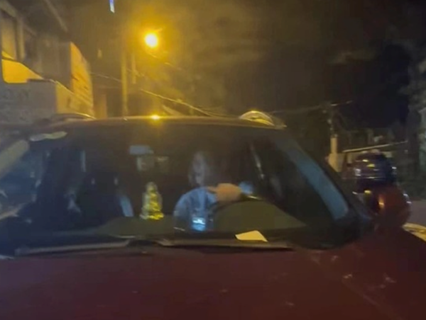 Bắt tài xế chửi bới, hất cô gái lên nắp capo ô tô ở TP Hồ Chí Minh