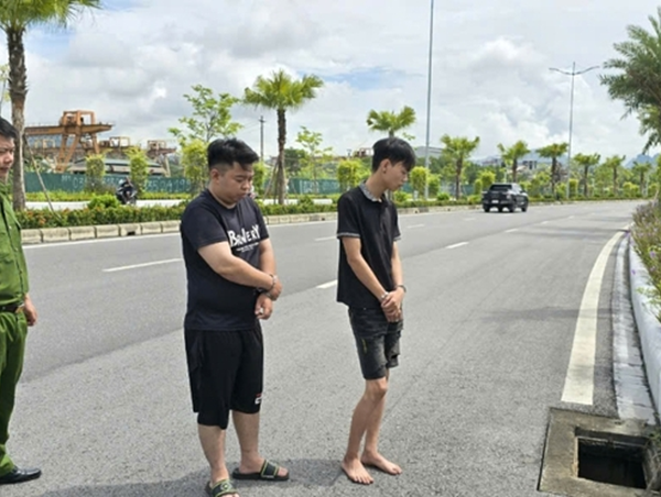 Bắt nhóm thanh niên trộm hàng loạt nắp cống trên nhiều tuyến đường