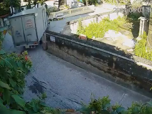 Chủ nhà đăng video tìm lái xe tải đâm sập tường rồi bỏ chạy