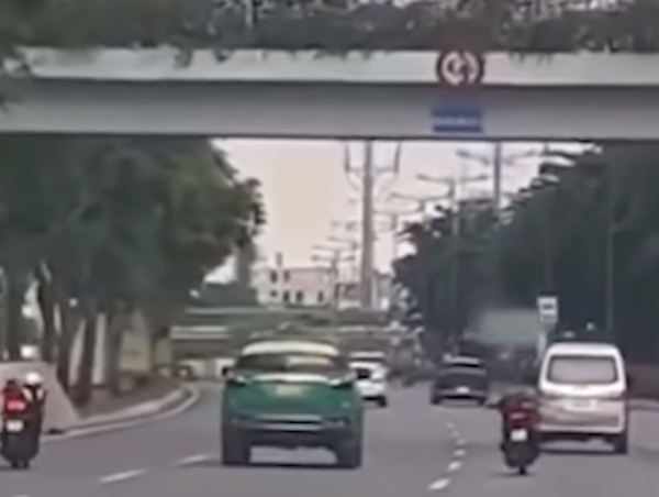 TP Hồ Chí Minh: xác minh nhóm thanh niên nằm dài trên xe máy chạy trong làn ô tô