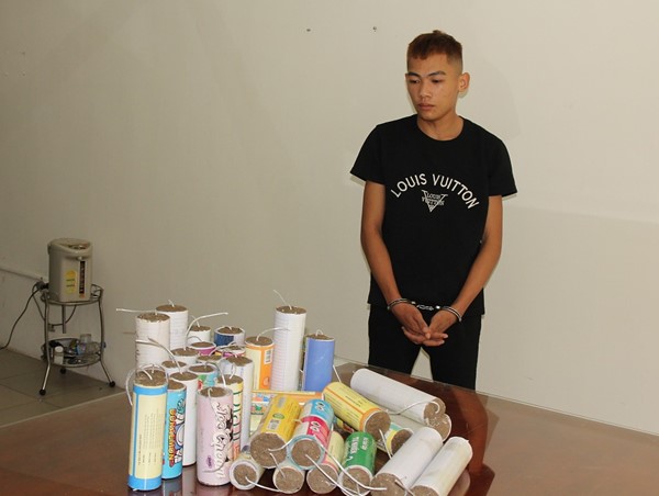 Bắt đối tượng vận chuyển hàng cấm bằng taxi