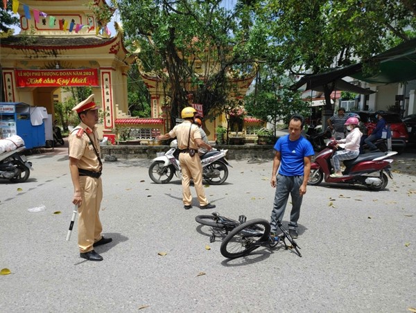 Người đàn ông đi xe đạp tấn công Cảnh sát giao thông vì bị kiểm tra nồng độ cồn