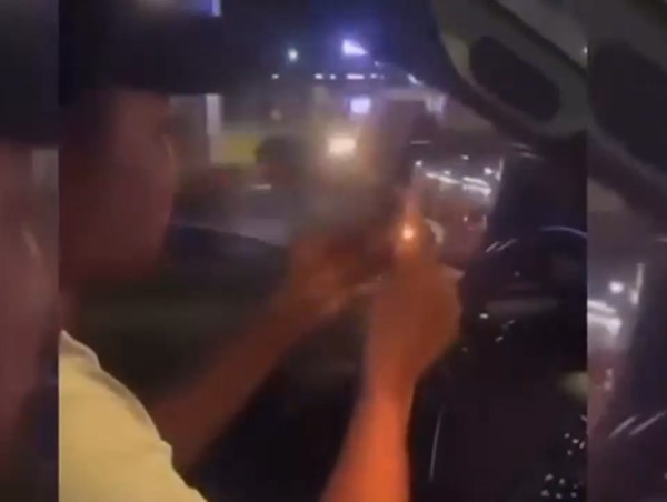 Nam thanh niên vừa lái ô tô vừa đốt pháo ném xuống đường