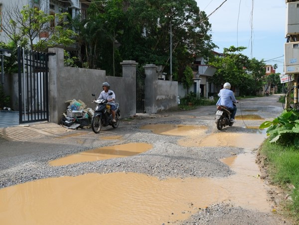 Vĩnh Phúc: chằng chịt “ổ trâu, ổ gà” trên đường tuyến đường Quang Trung