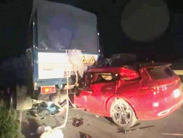 Tông mạnh vào xe tải dừng đỗ trên cao tốc, xe con bẹp dúm tài xế tử vong