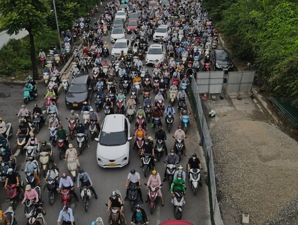 Dân khổ vì thi công đường điện trên Đại lộ Thăng Long