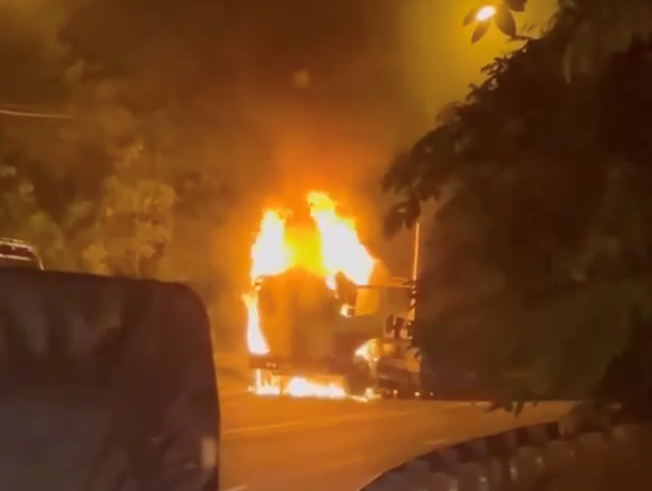 Lâm Đồng: cháy xe đầu kéo trên đèo Chuối, tài xế kịp thời thoát khỏi cabin