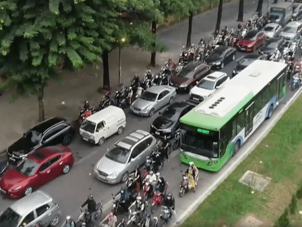 Hà Nội: Những tuyến đường nào sắp bị xén vỉa hè, dải phân cách?