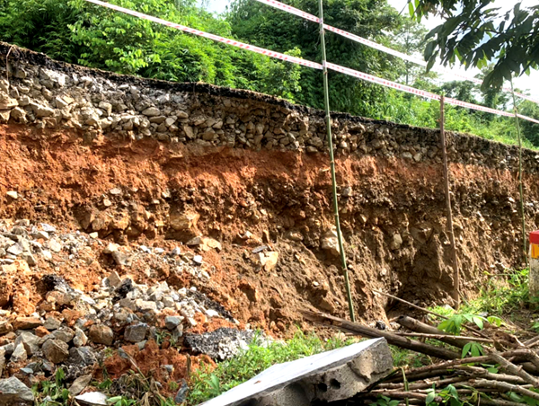 Thanh Hoá: quốc lộ 15C sụt lún nghiêm trọng sâu đến 2,5m