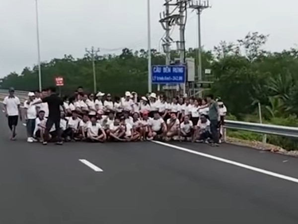 Đoàn khách du lịch dàn hàng ngang chụp ảnh trên đường sát cầu Bến Rừng gây bất bình