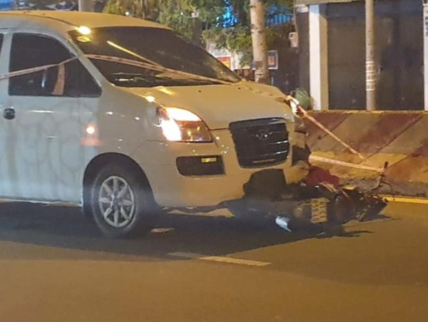 Xe máy đi ngược chiều va chạm ô tô, một người đàn ông tử vong